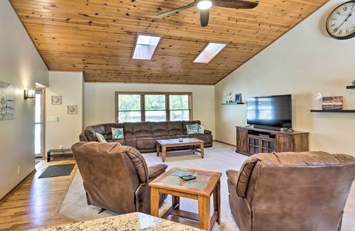 Colgate House | Step-Free Pewaukee Home < 1 Mi from Lakes!