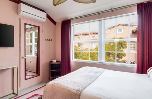 South Beach Hotel | Step Into A World of Refined Indulgence! Private Parking!