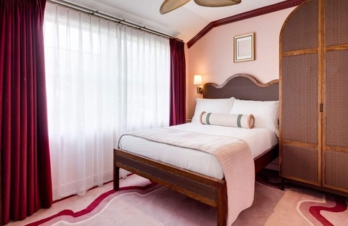 South Beach Hotel | Step Into A World of Refined Indulgence! Private Parking!
