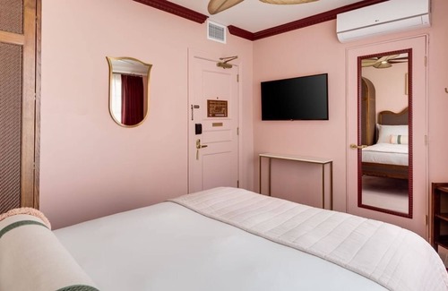 South Beach Hotel | Step Into A World of Refined Indulgence! Private Parking!
