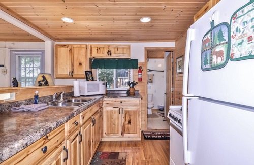St Germain Cabin | Stepaway Vacation Rentals-Cozy Cottage