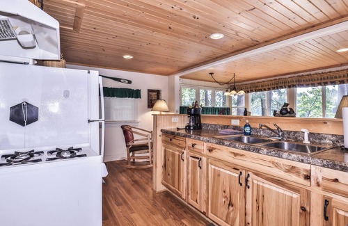 St Germain Cabin | Stepaway Vacation Rentals-Cozy Cottage