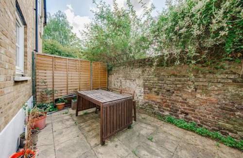 Tower Hamlets Apartment | Stepney Green Gated Area with Parking & Garden