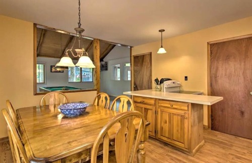 Locust Lake Village Cabin | Steps 2 Lake, 3 Bedrm cabin w/bonus Loft, 2 full Baths, Pool Table, 2 Kayaks