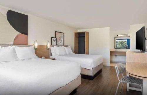 Hilton Head Island Hotel | Steps Away from the Beach | 4 Family Ready Rooms w/Complimentary Breakfast