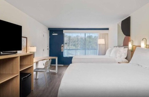 Hilton Head Island Hotel | Steps Away from the Beach | 4 Family Ready Rooms w/Complimentary Breakfast