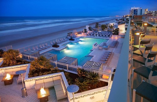 East Daytona Hotel | Steps Away from Daytona Beach! 2 Relaxing Unit w/View | Outdoor Pool!