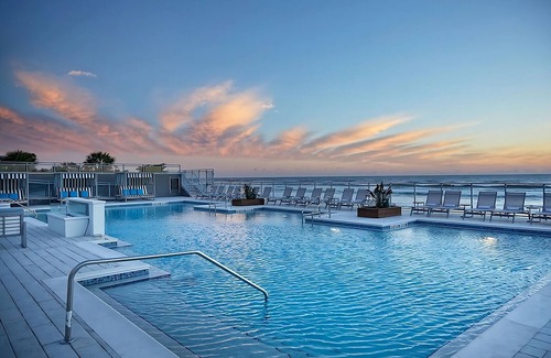 East Daytona Hotel | Steps Away from Daytona Beach! 4 Units, Swimming Pool, Pets are Welcome!