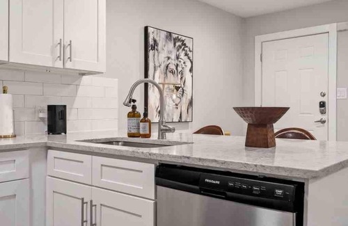 Clarksville Apartment | Steps away from Downtown Restaurants and Bars - King Bed