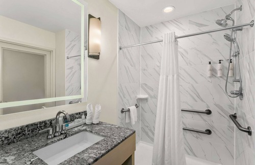 Downtown Baltimore Hotel | Steps from Baltimore Highlights | 2 Affordable Units Close to National Aquarium