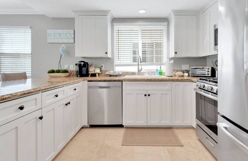 West Newport Villa | Steps from Beach: Stylish Getaway