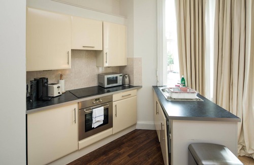 Westminster House | Steps from Buckingham Palace, Victoria & St James’s Park