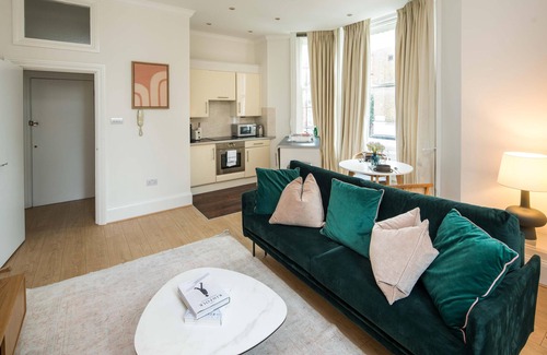 Westminster House | Steps from Buckingham Palace, Victoria & St James’s Park