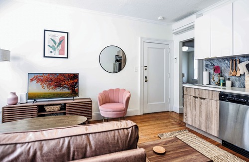 East Rock Apartment | Steps from Campus - The Yale