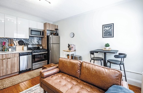 East Rock Apartment | Steps from Campus - The Yale