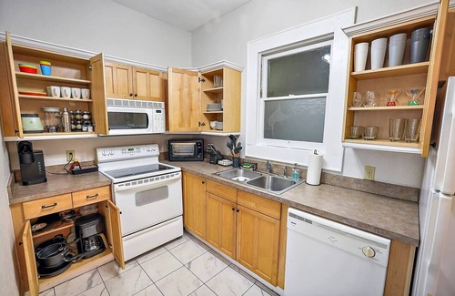 Eustis Apartment | Steps from Downtown~King Bed~UPSTAIRS~Cozy Stay