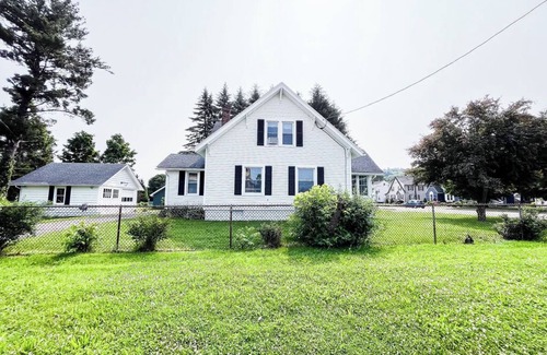 Endicott House | Steps from En-Joie Golf - 3BR Bungalow, Pet-Friendly w/AC & WiFi