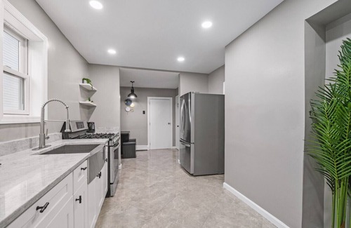 Bayonne House | Steps from NYC train+Sleeps 24!