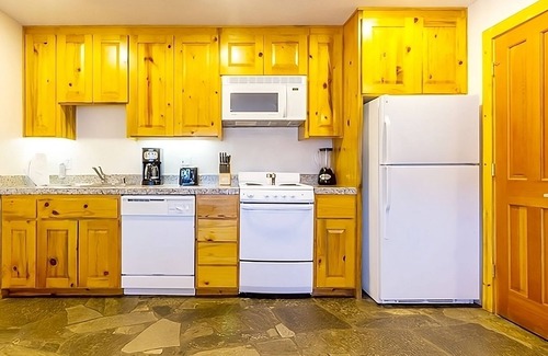 Olympic Valley Hotel | Steps from Palisades Tahoe | 3 Rooms with Fire Pit & Clubhouse Access