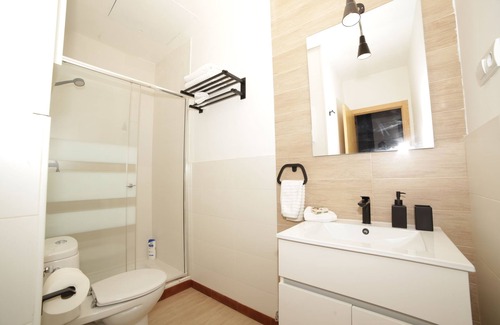 Las Acacias Apartment | Steps from Plaza Mayor! Wifi. A / A. Too quiet!!!