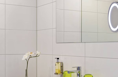 Zestienhoven Hotel | Steps from Rotterdam Airport – Comfort & Convenience Combined! Onsite Dining!
