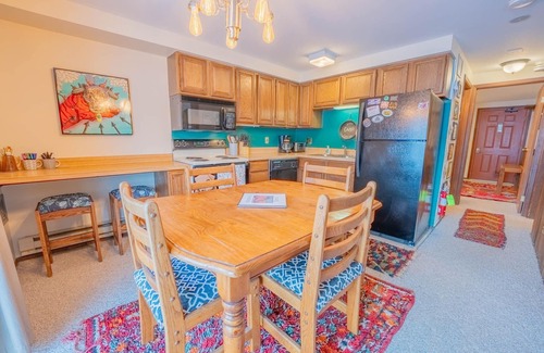 Crested Butte Condo | Steps from Slopes | Pool, Hot Tub + Ski Bus