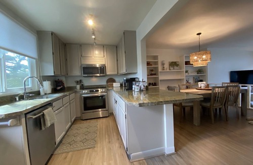 Monterey House | Steps from the Beach and Restaurants with 2 Masterbedrooms
