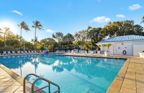 Tavernier Apartment | Steps From The Beach! 4 Ocean View Units, Outdoor Pool, Near Ocean Reef Club!