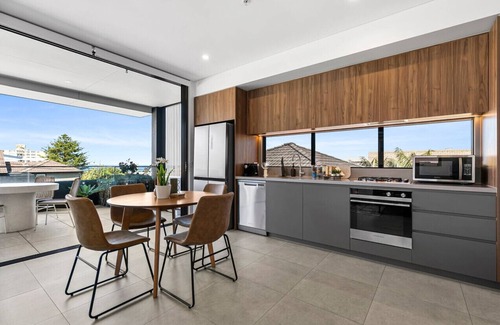 Coogee Apartment | Steps from the shore: Coogee Beachside Haven #6