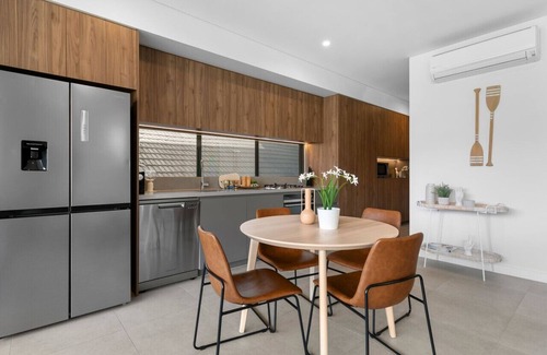 Coogee Apartment | Steps from the shore: Coogee Beachside Sanctuary 4