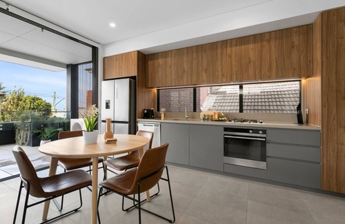 Coogee Apartment | Steps from the shore: Coogee Beachside Sanctuary 4