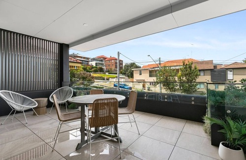 Coogee Apartment | Steps from the shore: Coogee Beachside Sanctuary 4