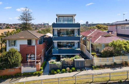 Coogee Apartment | Steps from the shore: Coogee Beachside Sanctuary 4