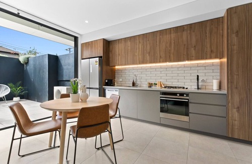 Coogee Apartment | Steps from the Shore:Coogee Luxury Getaway Living2