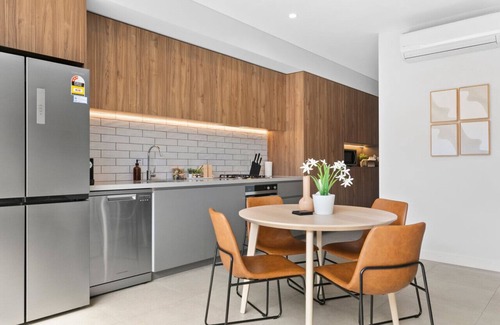 Coogee Apartment | Steps from the Shore:Coogee Luxury Getaway Living2