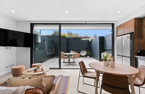 Coogee Apartment | Steps from the Shore:Coogee Luxury Getaway Living2