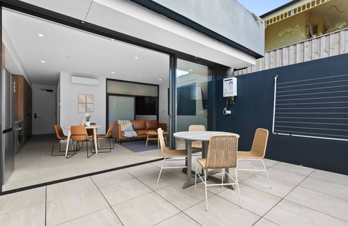 Coogee Apartment | Steps from the Shore:Coogee Luxury Getaway Living2