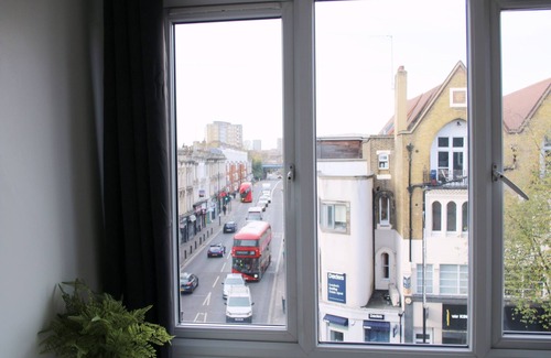 Hackney Central Apartment | Steps from transportation. Cosy 3 Bedroom Flat, Hackney Central