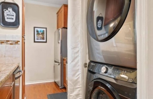 North University Condo | Steps from UT ✔️ 2 Heavenly King Beds ❤️ Retro 80s Getaway w/Gig-Speed WiFi