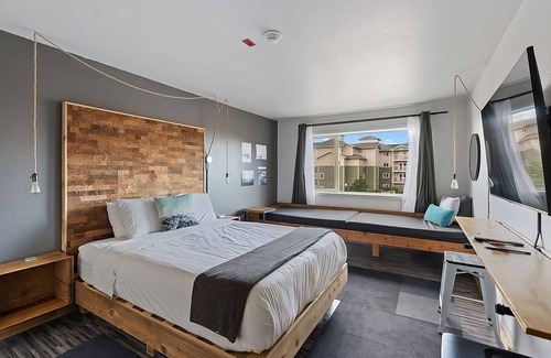 Long Beach Hotel | Steps from World Kite Museum! Two Modern Units, Swimming Pool, Free Parking!