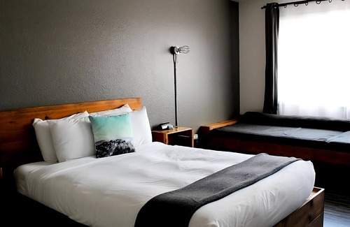 Long Beach Hotel | Steps from World Kite Museum! Two Modern Units, Swimming Pool, Free Parking!