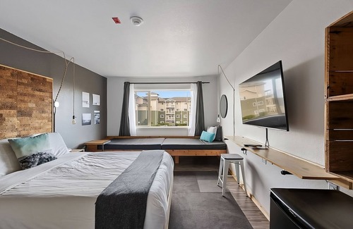 Long Beach Hotel | Steps from World Kite Museum! Two Modern Units, Swimming Pool, Free Parking!