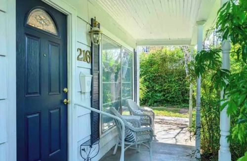 McMinnville House | Steps to 3rd Street, 3 King bedrooms at Evermore Cottage!