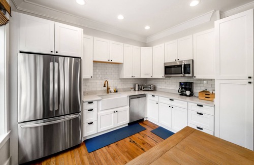 Historic Downtown Apalachicola Apartment | Steps to Battery Park and Water, King Bedroom, Newly Renovated Historic Property