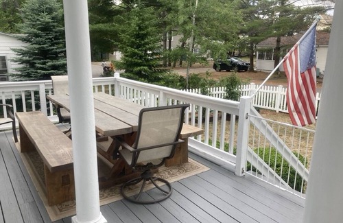 Ocean Park House | STEPS TO BEACH 5 BDRMS, 3 BATHS, HUGE SUNNY DECK & PARKING FOR 4 CARS