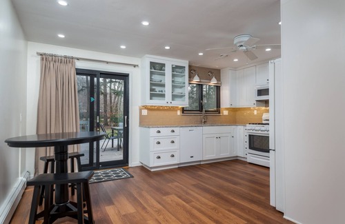South Haven House | Steps to Beach. Hot Tub. Dog Friendly. Game Room.