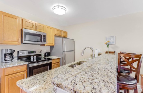 Biloxi Cottage | Steps to Beach, Short drive to Casinos, Coliseum, & all Biloxi's entertainment!