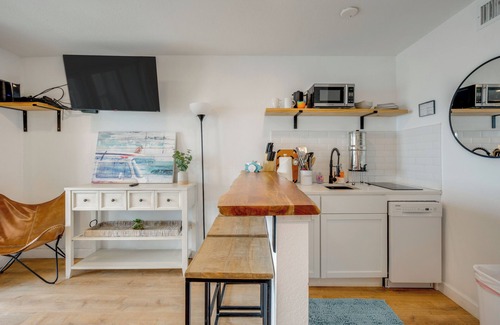 North Beach Condo | Steps to Beach: Corpus Christi Condo w/Balcony