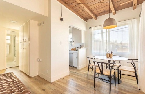 El Porto Apartment | Steps to Beach Manhattan Beach 2 Bedroom Parking