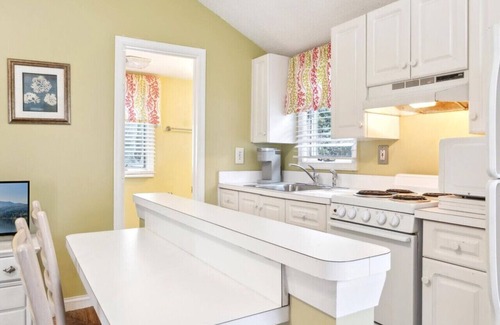Northeast Virginia Beach House | Steps to Beach | Studio | Beach Gear